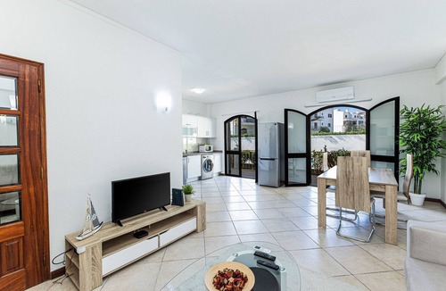 Funchal Apartment | Moinhos: Location | Pool | Families and Couples