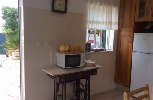 Lourinha House | Moradia das Rosas, 2.5 kms from Areia Branca beach.