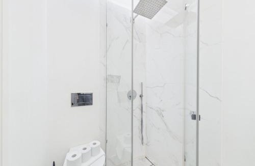 Alfama Apartment | Mouraria Flat · Pool, Gym, Parking, Elevator & A/C | By Airnest