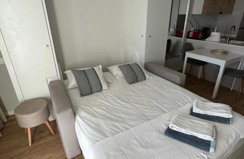 Santa Marinha Apartment | New Douro Tower 206 with shared pool and parking