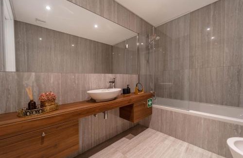 Nazare Apartment | New Luxury Apartment, Sea View with Pool & Gym