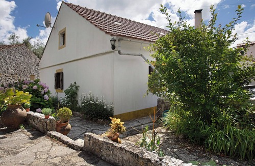 Porto de Mos Apartment | Null 'Casa Do Largo - Piso 1' with Shared Terrace, Shared Garden and Wi-Fi