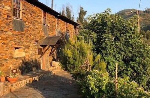 Alvarenga House | O Pardieiro - River bank house in magical little village Paradinha