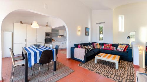 Alporchinhos House | Ocean View 2 BDR House With Patio by LovelyStay