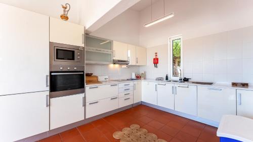Alporchinhos House | Ocean View 2 BDR House With Patio by LovelyStay