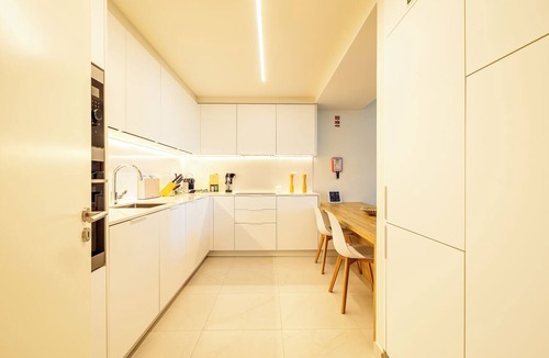 Armacao de Pera Apartment | One-bedroom apartment in Bayline, Armação de Pêra, for a maximum of 2 guests. Includes AC, Wi-Fi, equipped kitchen, private parking, pool, spa and gym. Sofa bed for 2 guests, ideal for 2 children. Short walk to the beach and promenade.