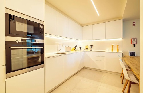 Armacao de Pera Apartment | One-bedroom apartment in Bayline, Armação de Pêra, for a maximum of 2 guests. Includes AC, Wi-Fi, equipped kitchen, private parking, pool, spa and gym. Sofa bed for 2 guests, ideal for 2 children. Short walk to the beach and promenade.