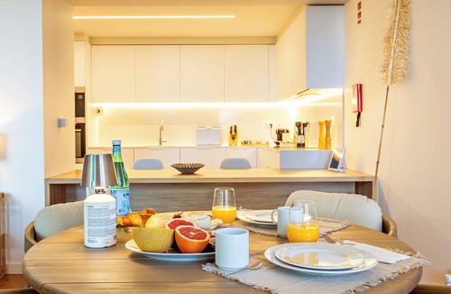 Armacao de Pera Apartment | One-bedroom apartment in Bayline, Armação de Pêra, for a maximum of 2 guests. Includes AC, Wi-Fi, equipped kitchen, private parking, pool, spa and gym. Sofa bed for 2 guests, ideal for 2 children. Short walk to the beach and promenade.