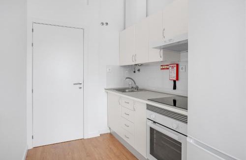 Cacilhas Apartment | One bedroom Apt in Almada - Balcony with River Views by Lisbeyond