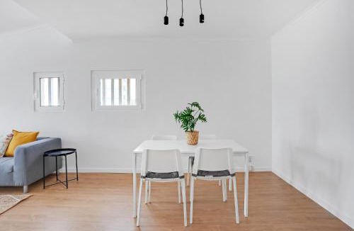 Cacilhas Apartment | One bedroom Apt in Almada - Balcony with River Views by Lisbeyond