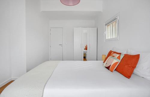 Cacilhas Apartment | One bedroom Apt in Almada - Balcony with River Views by Lisbeyond