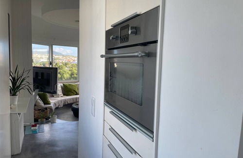 Cascais Condo | One bedroom plus extra room spacious apartment in Cascais center, mountain view