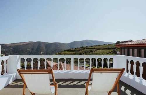 Provesende Apartment | Pátio Studio · Provesende, swimming pool, and vineyards