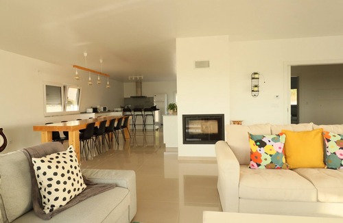 Lourinha Villa | Peace House Lourinhã - Villa 6: Mountain View, Shared Pool & Wi-Fi