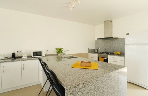Lourinha Villa | Peace House Lourinhã - Villa 6: Mountain View, Shared Pool & Wi-Fi