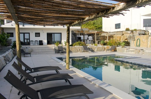 Lourinha Villa | Peace House Lourinhã - Villa 6: Mountain View, Shared Pool & Wi-Fi