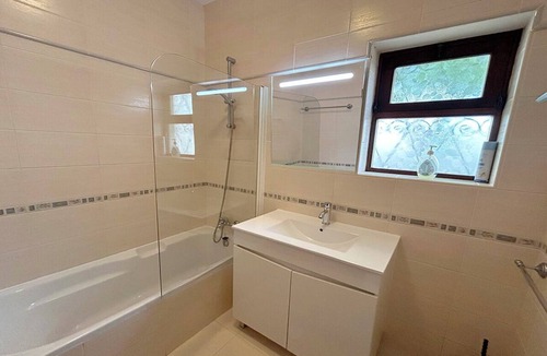 Funchal House | Peaceful 2 Bedroom w/Private Pool + A/C + located near Cafe & Restaurants, WiFi