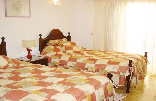 Funchal House | Peaceful 2 Bedroom w/Private Pool + A/C + located near Cafe & Restaurants, WiFi