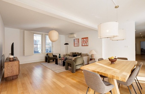 Sao Paulo Apartment | Pearl of Chiado: T4 apartment in central Chiado with AC/Llift/parking and charm