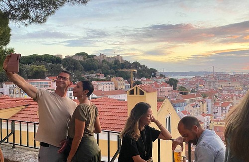Alfama Apartment | Perfect for 2 Studio in iconic Graça. Wifi, Tram28