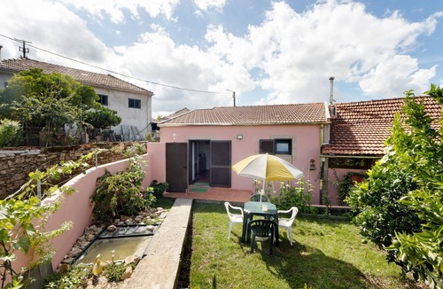 Arouca House | Pêssego - Al Apartment with Mountain View, Wi-Fi, and Air Conditioning