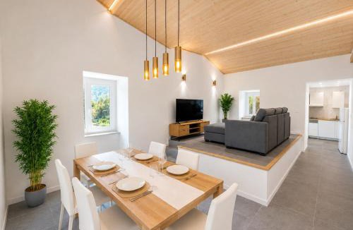 Sarge House | PineHills Retreat - AC - Near Lisbon and Santa Cruz