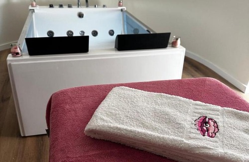 Oliveira De Azemeis Bed & Breakfast | Pink-Shell