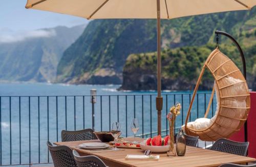 Porto Moniz House | Pipas do Avô - Seixal by an island apart