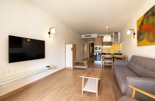 Luz Apartment | Pleasant Stay! Kitchenette, Outdoor Pool, Pets Allowed, Close to Luz Beach!