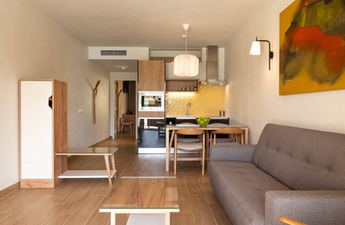 Luz Apartment | Pleasant Stay! Kitchenette, Outdoor Pool, Pets Allowed, Close to Luz Beach!