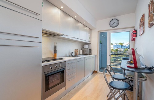 Telheiro Apartment | Pool-view apartment in marina