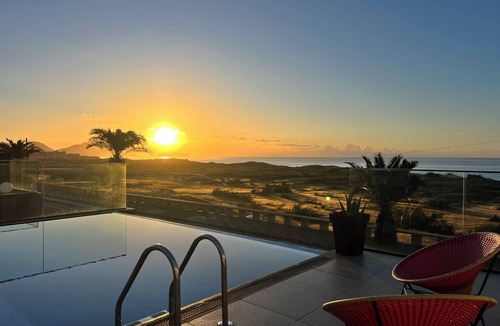 Porto Santo House | Porto Santo-Madeira. Oceanfront with a private pool. 3 km from the golf course.
