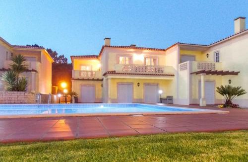 Praia del Rei Apartment | Praia Del Rei Pool View