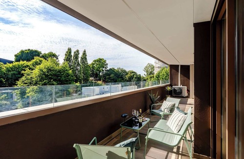 Santa Marinha Apartment | Premium Flat w/Rooftop Pool & Garage by HostWise