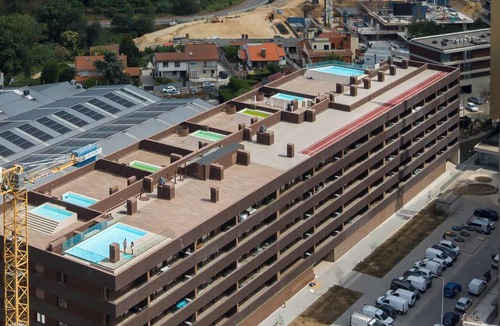 Santa Marinha Apartment | Premium Flat w/Rooftop Pool & Garage by HostWise