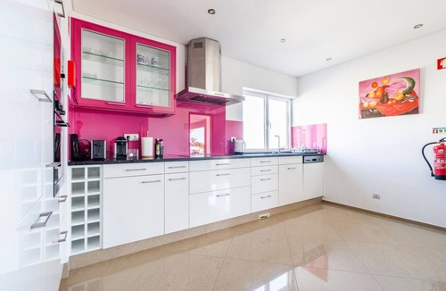 Ameijeira Condo | Prime Oceanfront 2BR Apt Walk to Beach & Lagos