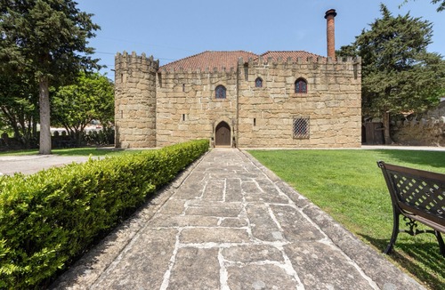 Mosteiro Apartment | Prince Room in Portugraal Castle