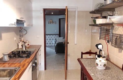 Corroios Apartment | Private, air-conditioned room with cable TV and Wi-Fi