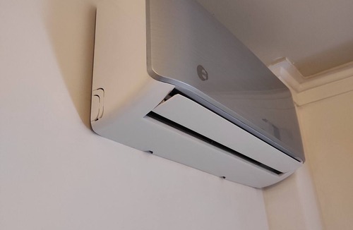 Corroios Apartment | Private, air-conditioned room with cable TV and Wi-Fi