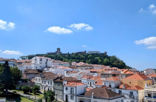 Setubal Apartment | Private Suite Papagaio – Terrace, Garden & Private Entrance