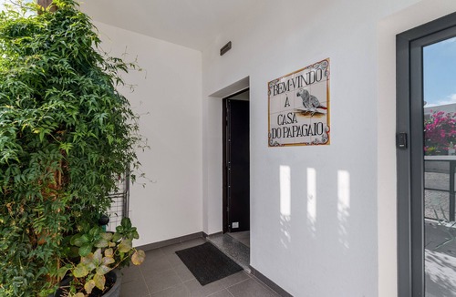 Setubal Apartment | Private Suite Papagaio – Terrace, Garden & Private Entrance