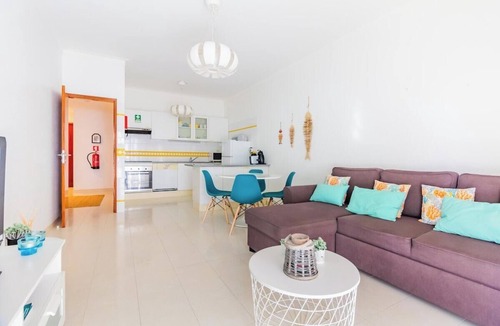 Alporchinhos Apartment | Quinta das Palmeiras Pool & Beach Stay