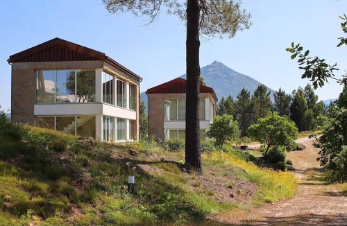 Molares Villa | Relaxing Mountain View Mid Century Vibe Stay | Free Parking + Onsite Pool