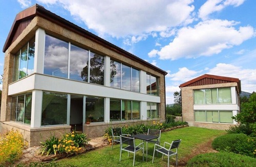 Molares Villa | Relaxing Mountain View Mid Century Vibe Stay | Free Parking + Onsite Pool