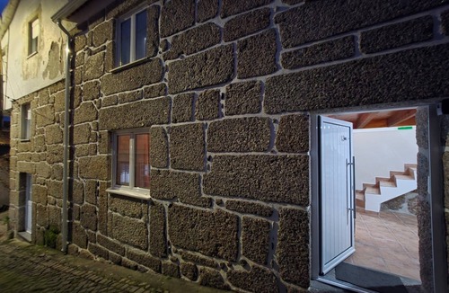 Balocas House | Relaxing refuge by the River Alva