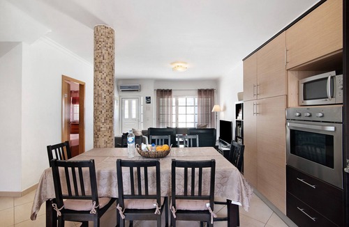 Manta Rota Villa | Residência Ideal Villas: pool, AC, barbecue, fully equipped, up to 11 guests