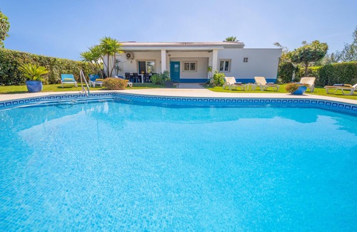 Boliqueime Villa | Retreat with heatable pool & BBQ near Vilamoura