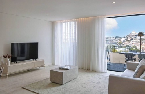 Santa Marinha Apartment | Riverside Luxe 2BR | Pool, Spa, Balcony and Parking
