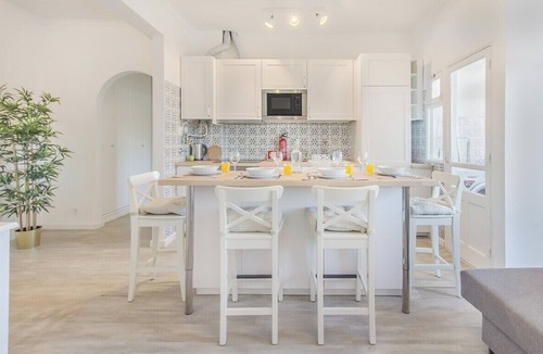 Sao Joao de Deus Apartment | Roma Cozy Flat with Balcony