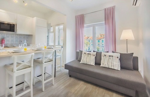 Sao Joao de Deus Apartment | Roma Cozy Flat with Balcony